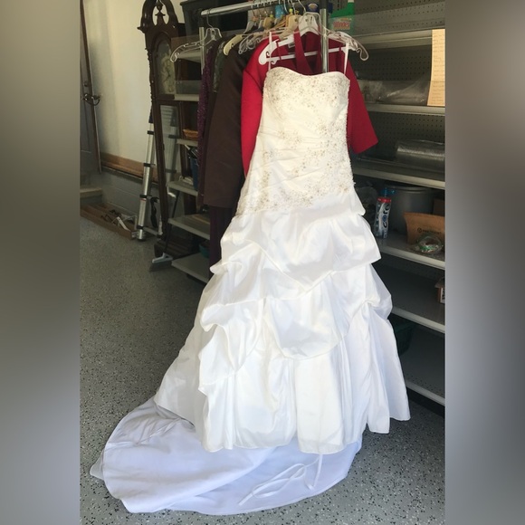 Wedding Dress - Picture 1 of 6